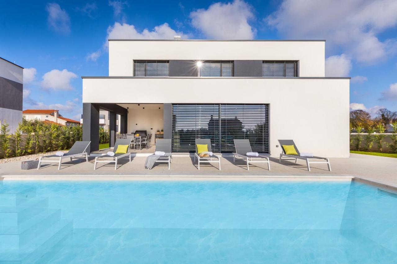 Amazing Private With Outdoor Swimming Pool In