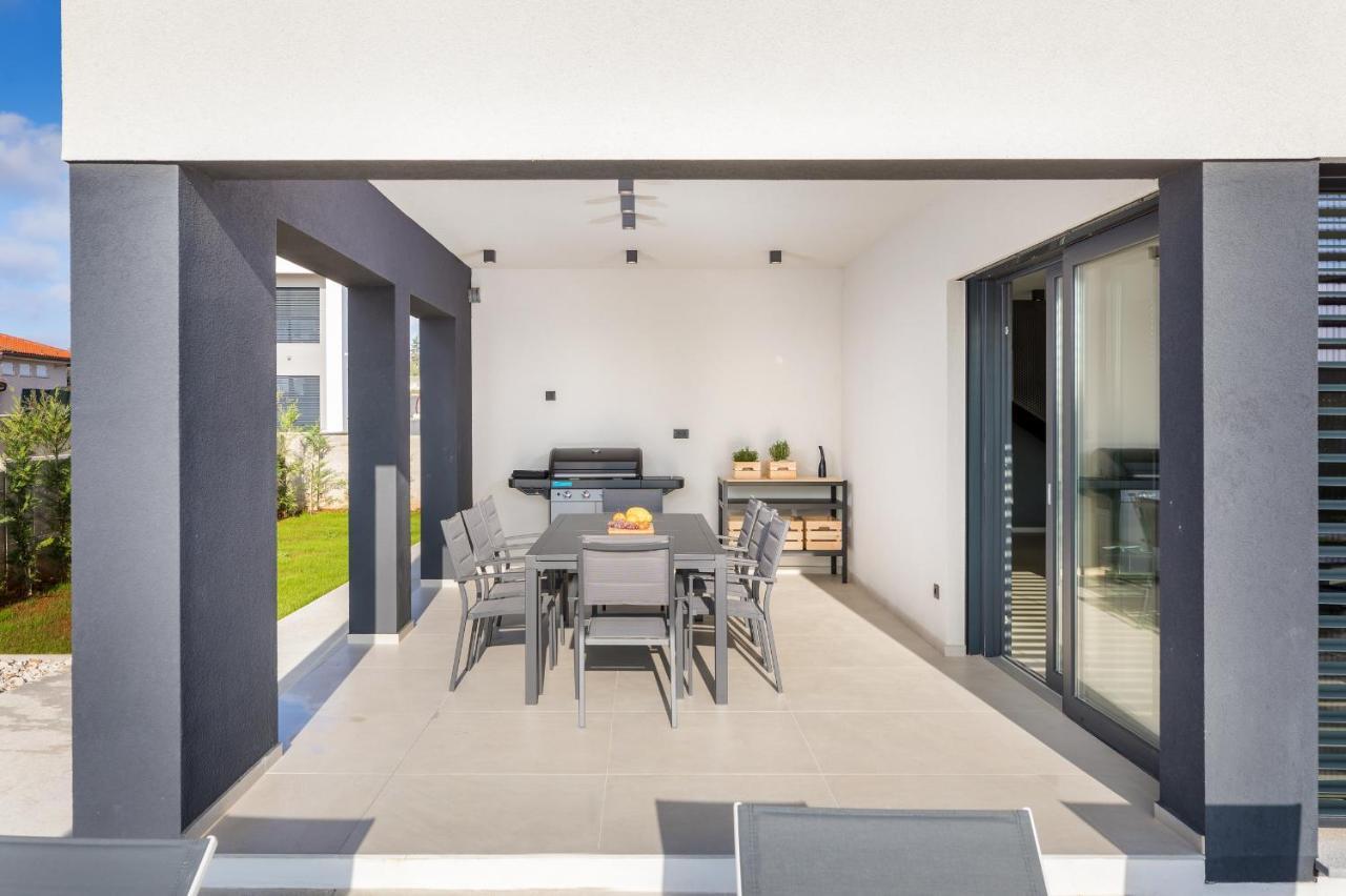 Amazing Private With Outdoor Swimming Pool In Villa