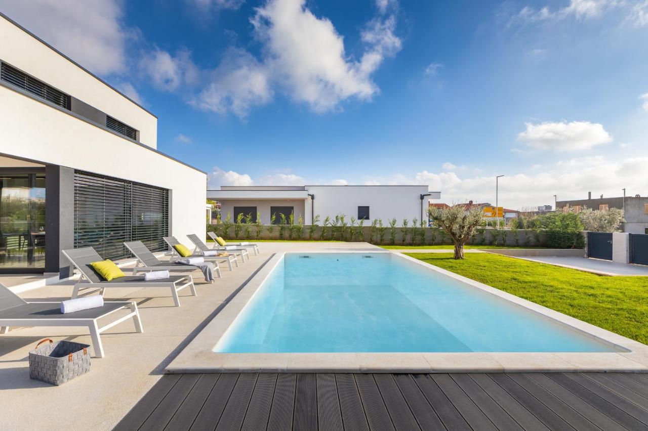 Villa Amazing Private With Outdoor Swimming Pool In *