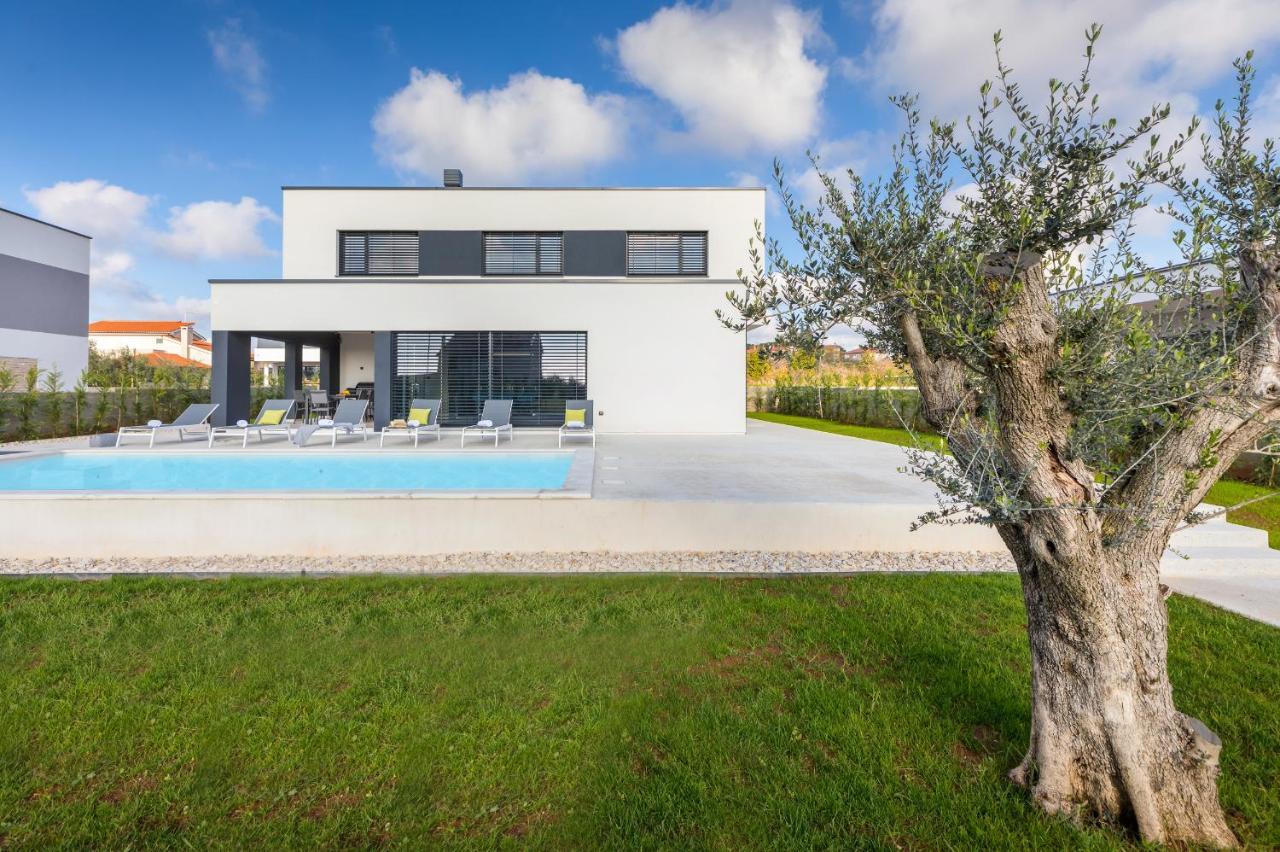 Amazing Private With Outdoor Swimming Pool In Villa
