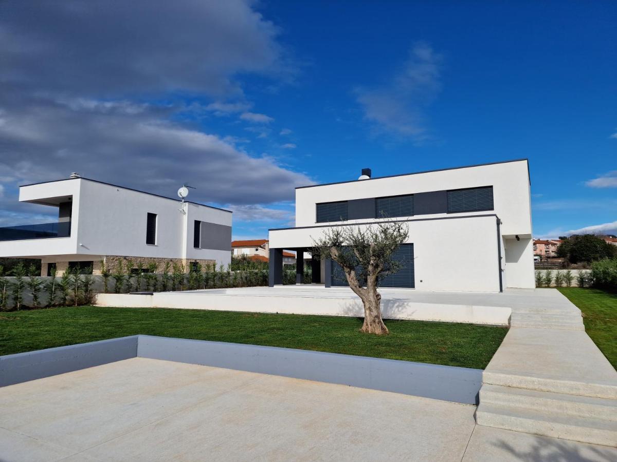 Villa Amazing Private With Outdoor Swimming Pool In