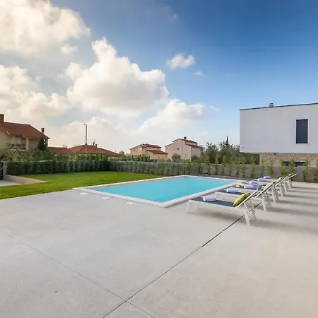 Amazing Private Villa With Outdoor Swimming Pool In Vodnjan Exterior photo