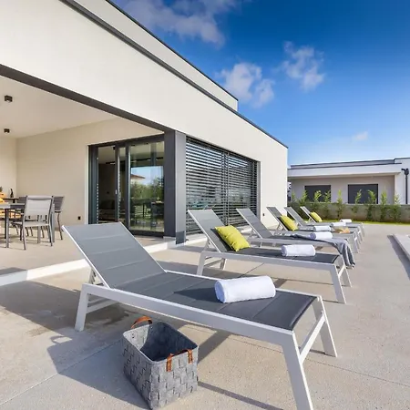 Amazing Private Villa With Outdoor Swimming Pool In Vodnjan Exterior photo