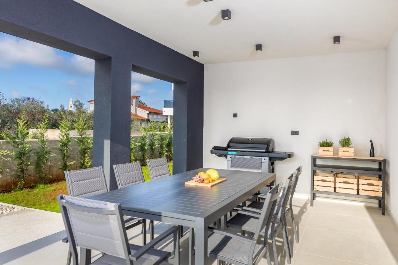 Amazing Private With Outdoor Swimming Pool In Vila Vodnjan
