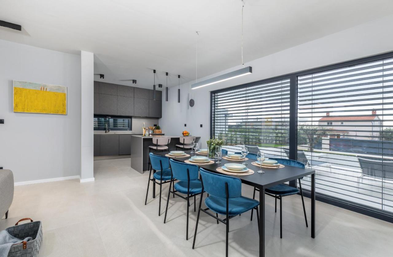 Amazing Private With Outdoor Swimming Pool In Vila *