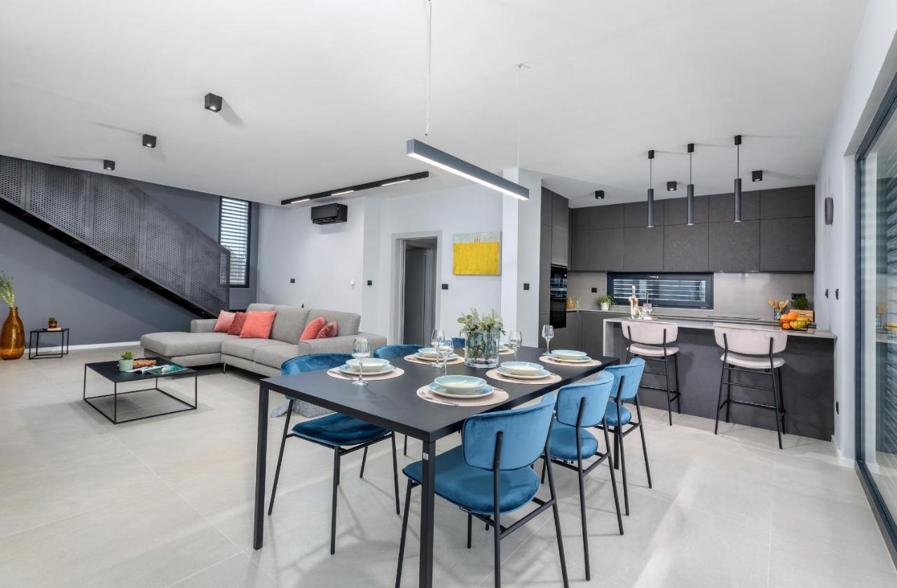 Vila Amazing Private With Outdoor Swimming Pool In